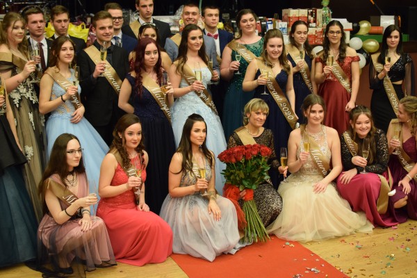 Vrcholnou společenskou akcí je každoroční maturitní ples