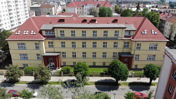 letecký pohled na školu